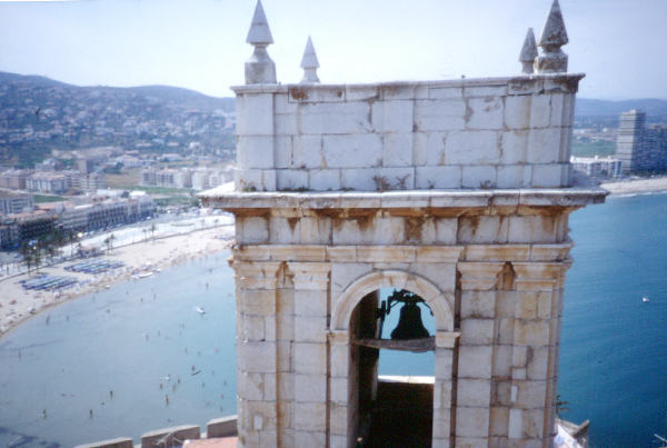 Glockenturm in Peniscola, im Hintergrund Strand und Hotels